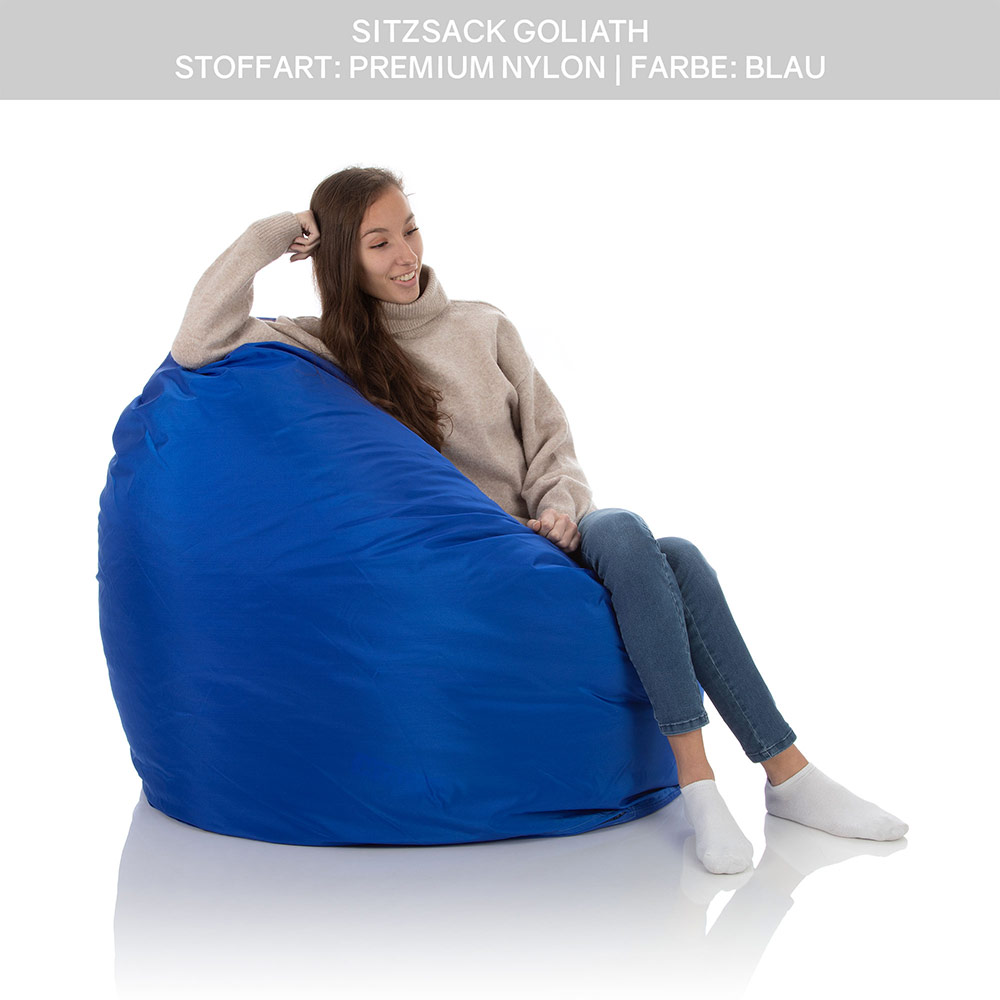 Junge Frau sitzt in riesigem Sitzsack-Sofa Goliath Blau aus Premium Nylon