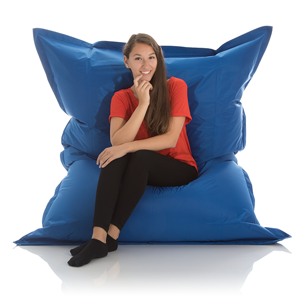Junge Dame sitzt in einem Outdoor Nylon Sitzsack blau 140 x 180 cm von Sitjoy
